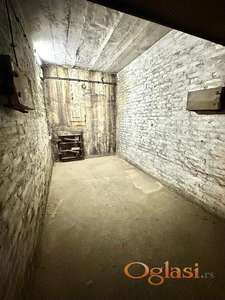 Garaža u kolektivnoj garaži, Kej